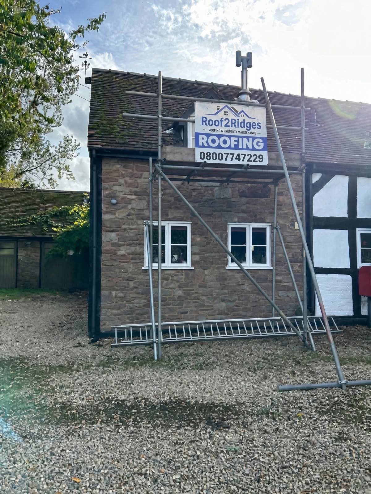 Roof 2 Ridges branded scaffolding on site